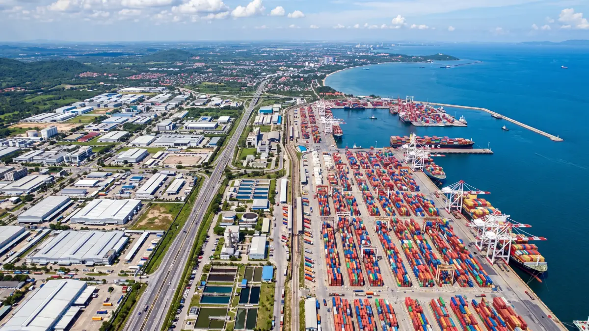 Vue aérienne des zones industrielles et du port de Laem Chabang dans l'Eastern Economic Corridor en Thaïlande, avec des conteneurs et des installations portuaires modernes